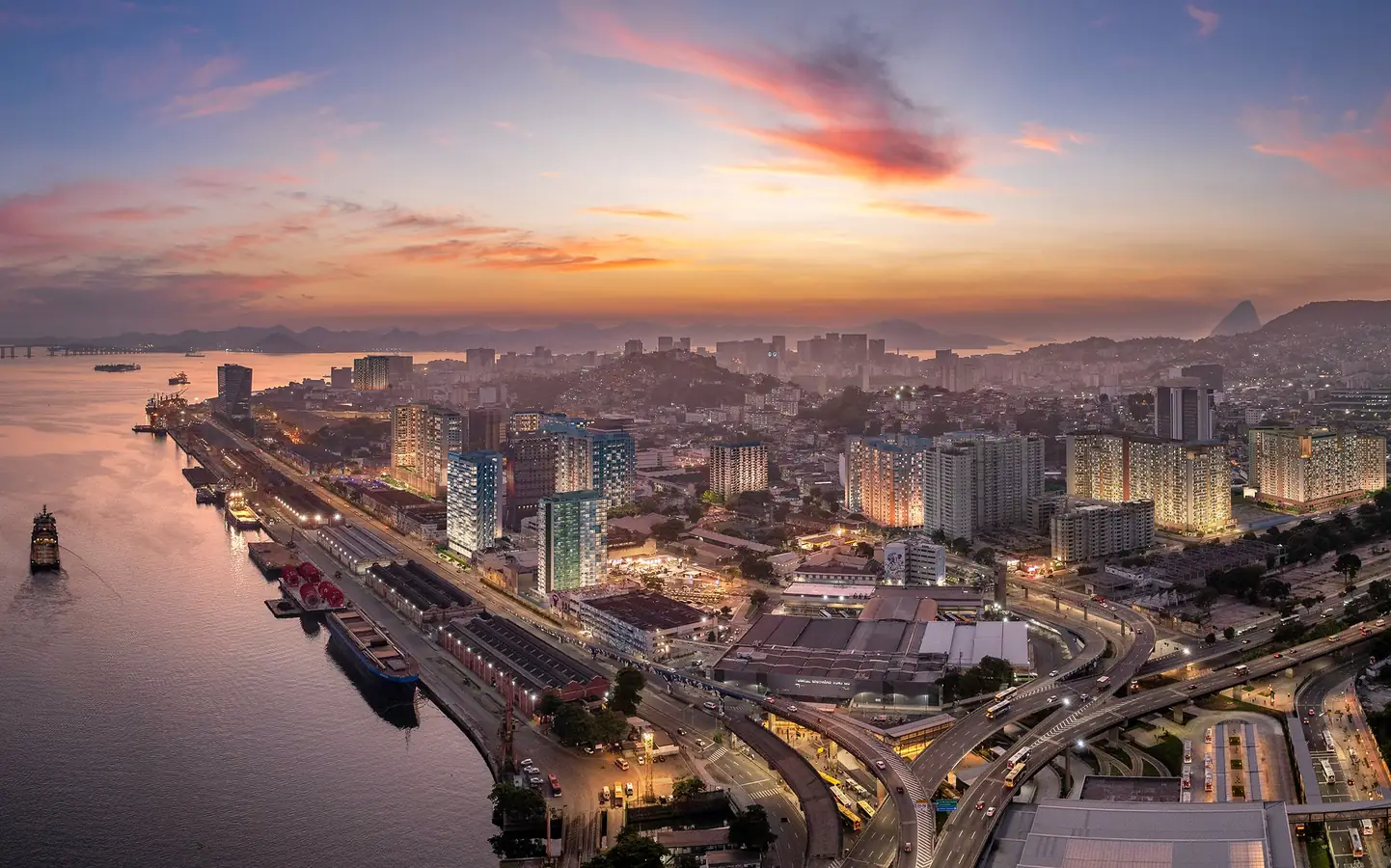 Vista aérea do Porto Maravilha e da Baía de Guanabara ao entardecer
